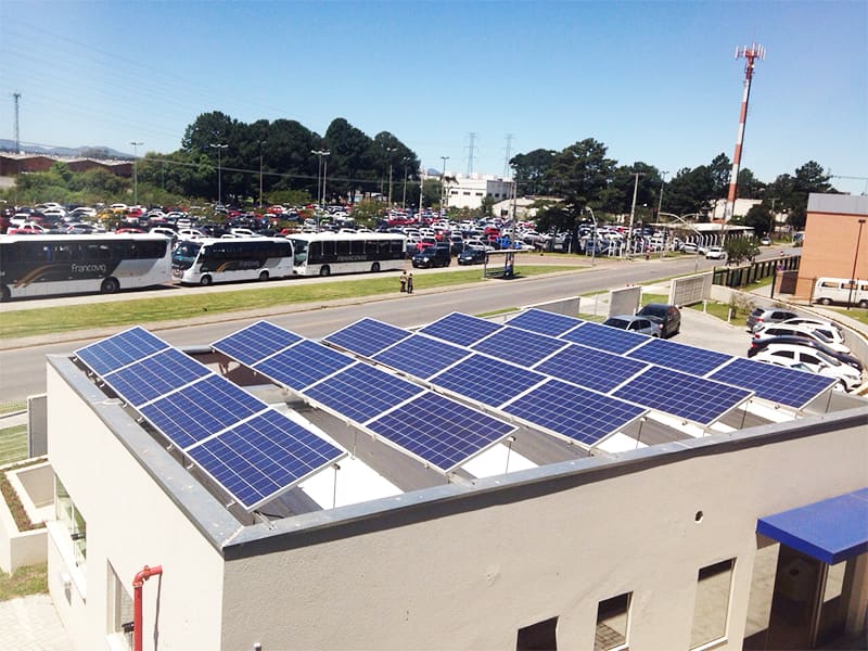 Sistema fotovoltaico de grande porte em telhado comercial