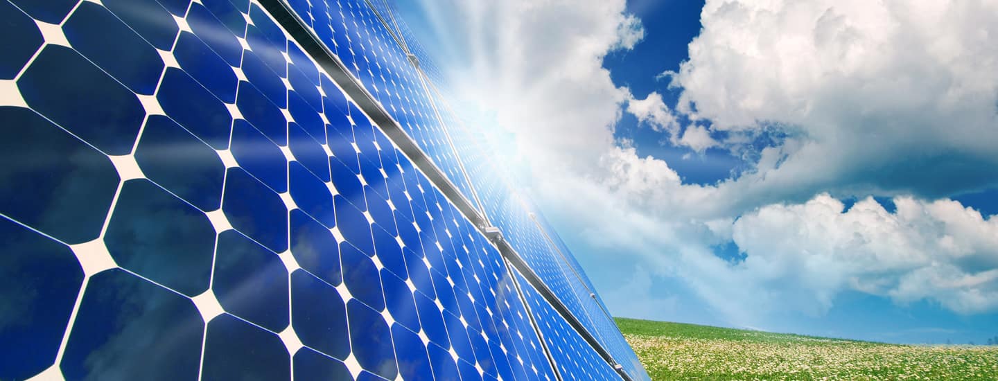 Painéis solares fotovoltaicos instalados sob céu aberto