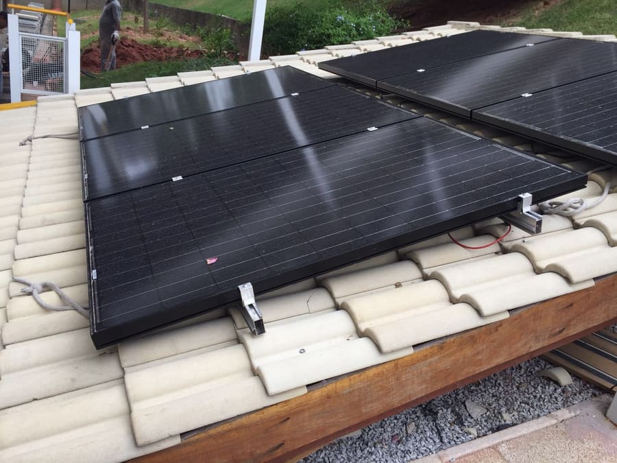 Instalação de módulos fotovoltaicos em telhado de telha