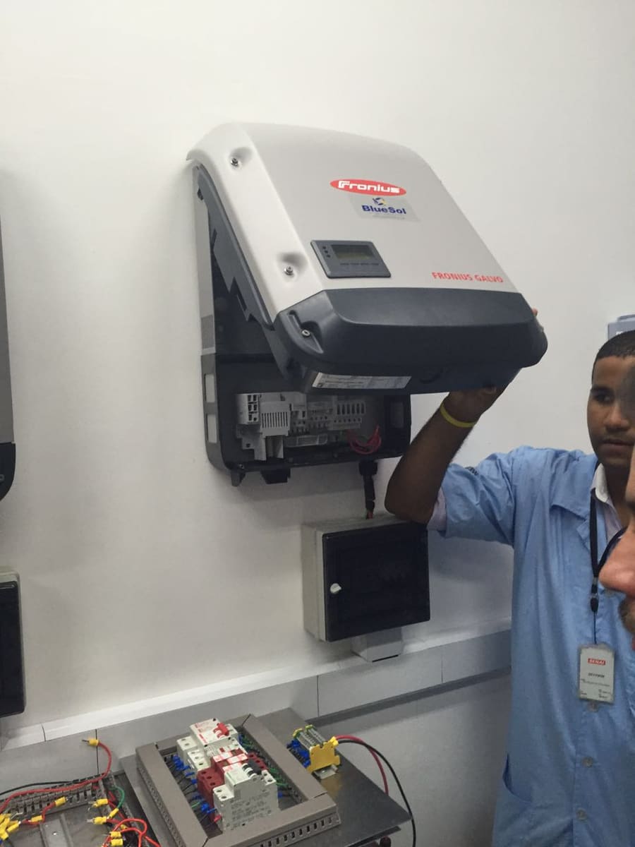 Técnico da KWSol verificando inversor Fronius