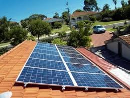 Sistema fotovoltaico instalado em telhado residencial